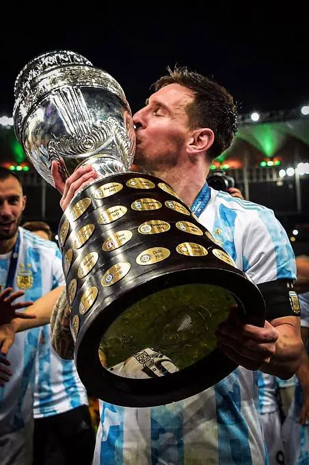 Messi kissing the Copa América trophy at the Maracanã in 2021