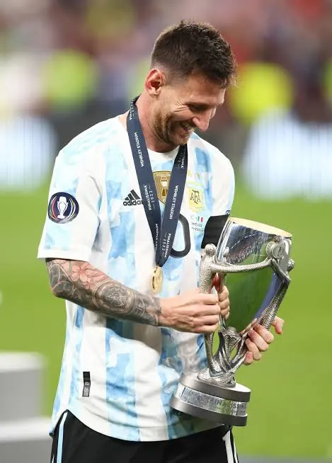 Messi smiling at the Finalissima trophy at Wembley with his winner's medal
